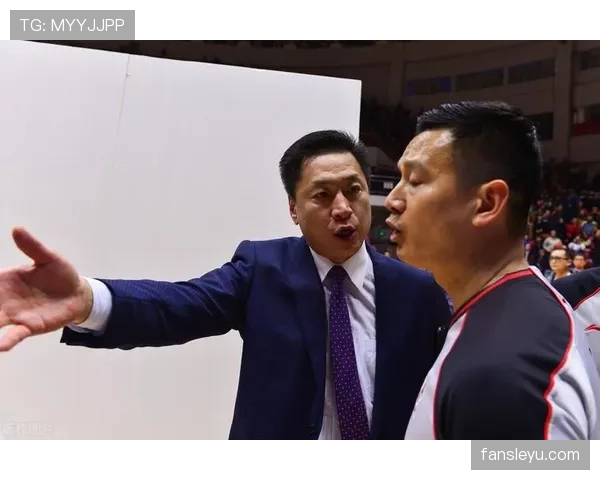 压人犯规判罚细节解析：裁判如何判定身体接触越界？