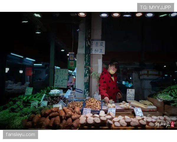 廖秋云，早上菜市场阿姨，晚上闪光灯下贵妇，怎么看都像两个人